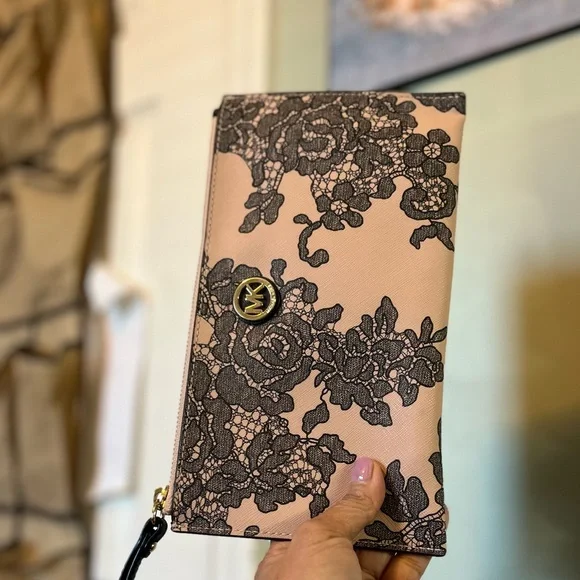 MICHAEL Michael Kors MICHAEL Michael Kors Emry Lace Wristlet PreLoved - Picture 3 of 11